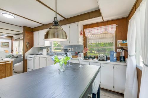 Bushnell Riverside Retreat w/ Hot Tub & Game Shed in Floral City