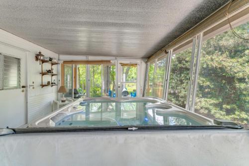 Bushnell Riverside Retreat w/ Hot Tub & Game Shed in Floral City