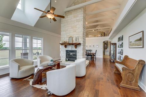Elevated Farmhouse Getaway in Thorndale in Rockdale (TX)