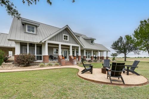 Elevated Farmhouse Getaway in Thorndale in Rockdale (TX)