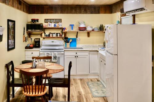 Rustic Hideaway with Fire Pit Less Than 1 Mi to River! in 薩默斯維爾