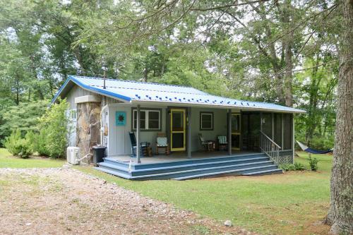 Rustic Hideaway with Fire Pit Less Than 1 Mi to River! in 薩默斯維爾