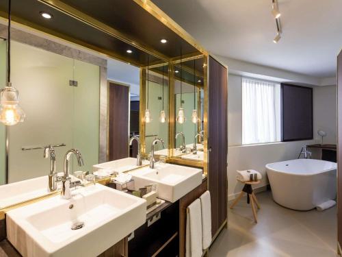 room detail thumbnail 2