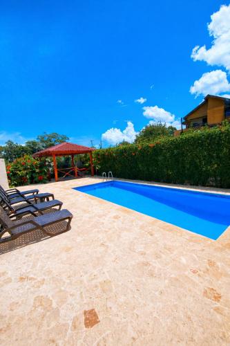 Úszómedence, Modern 2BR Apartment 3 Min from Airport with Free Parking - 1 in Playa Dorada