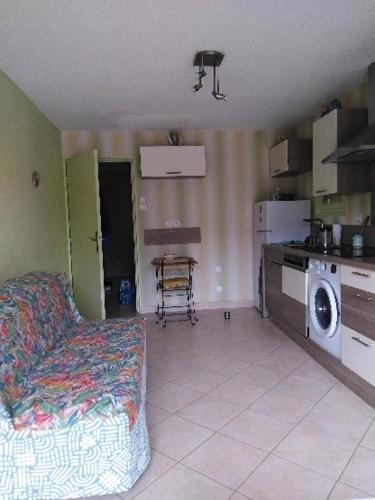 Charmant Studio-Appartement composé d un coin cabine, pièce de vie et jardin - Le Lavandou St-Clair