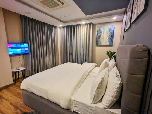 Goldcrest Mall and Residency - Deluxe One-Bed Apartment - image 9