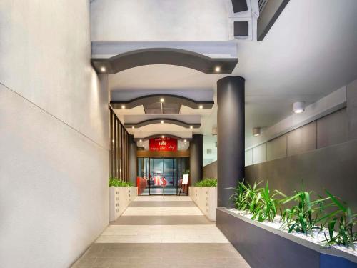 Exterior view, ibis Melbourne Hotel and Apartments in Melbourne CBD