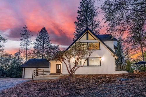 A Modern Hideaway - With Hot Tub, Game Room, And More - Bass Lake, CA
