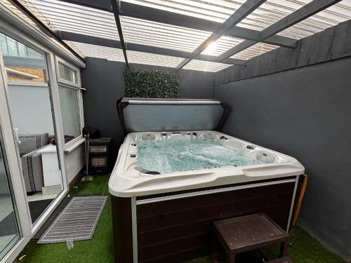 Semi Detached City Retreat - Jacuzzi - Pool Table - Driveway Parking – khách sạn tại Splott