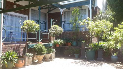Chez Esme Guest House Ideally located in the Roodepoort area, Chez Esme Guest House promises a relaxing and wonderful visit. The property offers a wide range of amenities and perks to ensure you have a great time. Service-