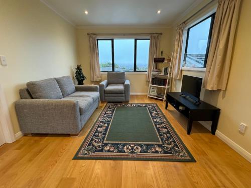 Native Fern Birdsong Haven-A Peaceful Bush Retreat in Tawa
