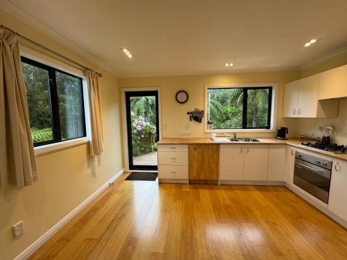 Native Fern Birdsong Haven-A Peaceful Bush Retreat in Tawa