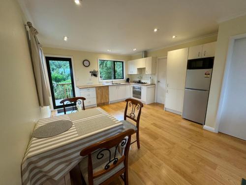 Native Fern Birdsong Haven-A Peaceful Bush Retreat in Tawa