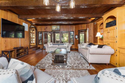 Goldside Mansion w/sleeping for 20 and tons of fun in Ahwahnee (CA)