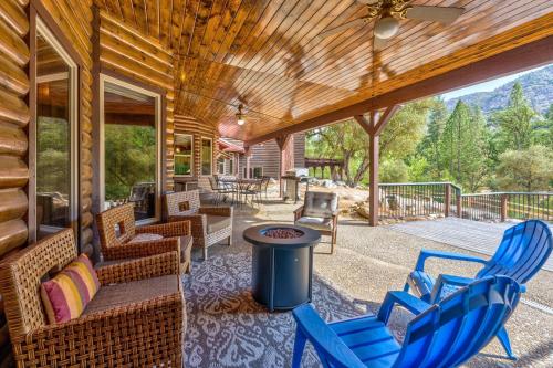 Goldside Mansion w/sleeping for 20 and tons of fun in Ahwahnee (CA)