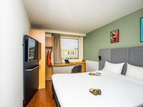 1 double bed, 1 twin bed
