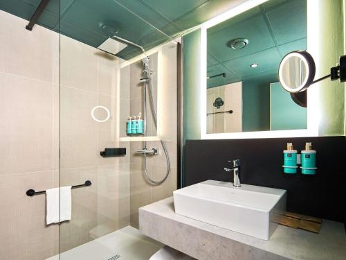 room detail thumbnail 2