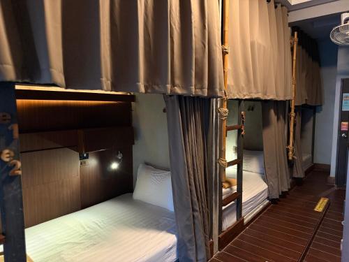 Aha Lanta Cozy Hostel in Ba Kantiang Bay