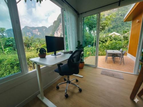 Cozy Tiny House Nature Retreat with Mountain Views in Ban Nai Sa
