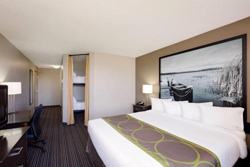 Super 8 by Wyndham Kapuskasing Room Type - Superior King Suite - Non-Smoking