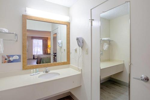 Quality Inn & Suites - image 40