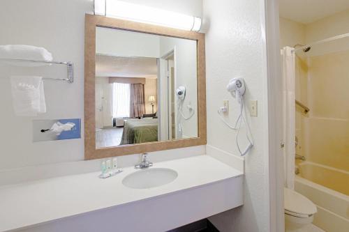 Quality Inn & Suites - image 23