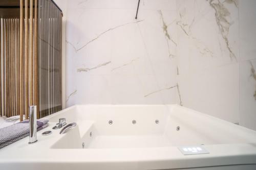 Omma Suites Room Type - Suite with Spa Bath