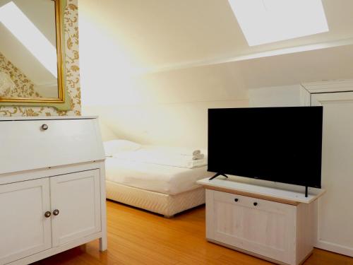 1 double bed, 3 twin beds