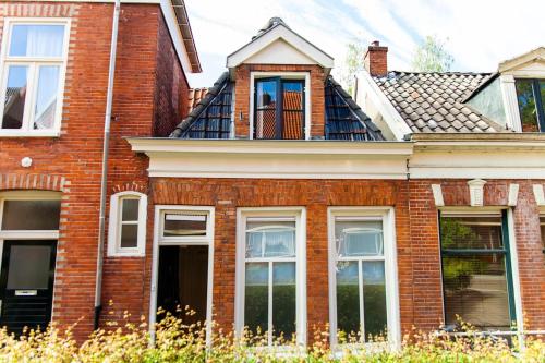 Exterior view, Comfortable historic house in the city center in Binnenstad-Oost