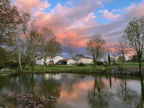 Les Chantours, Domaine naturel arboré et fleuri de15 hectares chambre d'hôte Festalemps