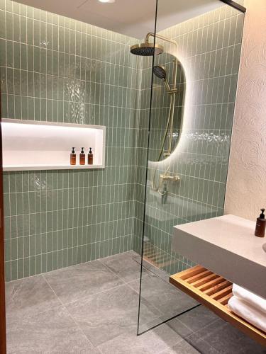 room detail thumbnail 2