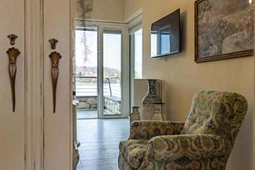 Balkons/terase, Luxury Villa, swimming pool, private beach, sleeps 8 in Comabbio
