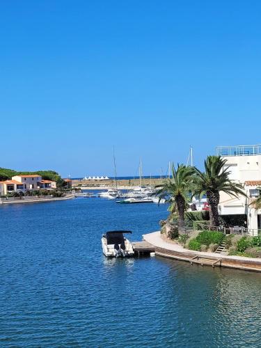 appt T2 mezzanine classé rénové 2026 avec vue paranomique sur la marina et la mer Orienté nord est et doté de plafonds hauts, cet appartement reste naturellement frais et aéré!
