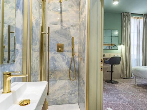 room detail thumbnail 2