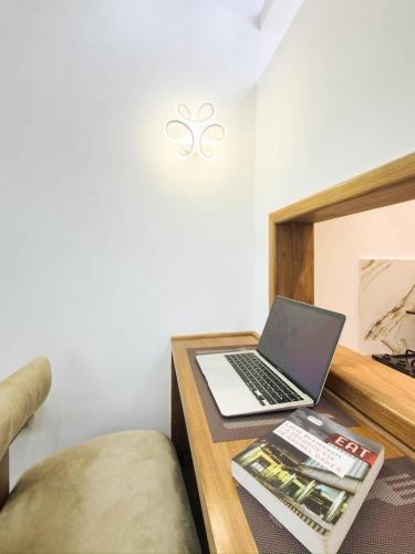 Quiet & Bright Apartment- Downtown- high-speed Wi-Fi - image 4