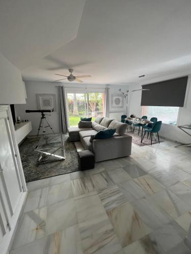 House with pool, private garden and parking