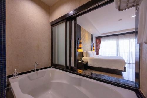 room detail thumbnail 2