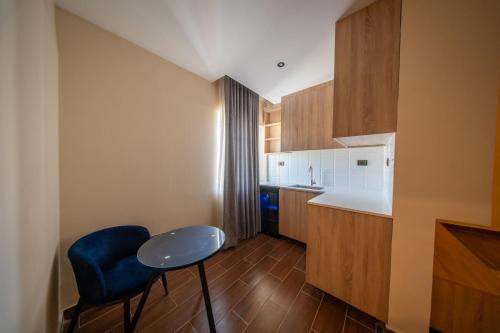 B Suites Boutique Hotel - image 7