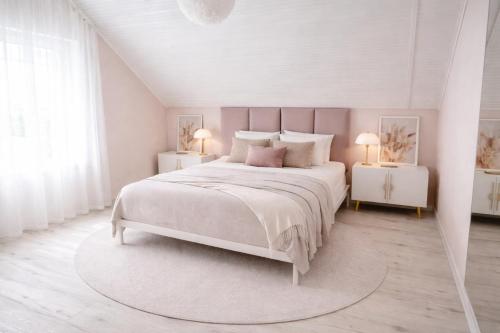 Iris Home in วาราเลีย