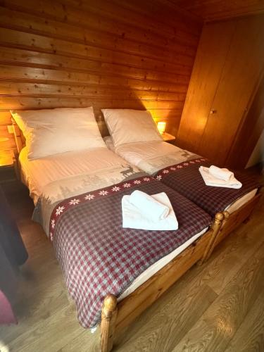 4 twin beds
