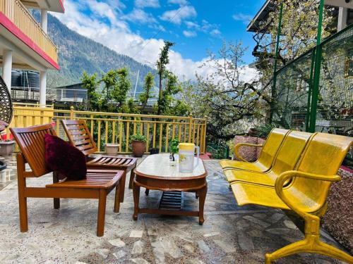 Hostelam The Mountain Story in Manali