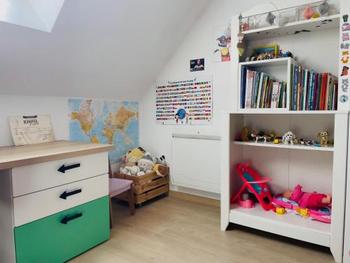 Дитячий майданчик, Maison familiale piscine les petits loups in Кушей