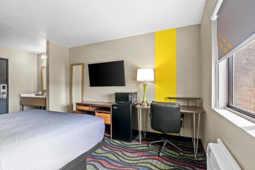 Super 8 by Wyndham Farmington - image 29