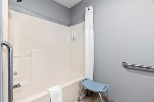 Super 8 by Wyndham Farmington - image 23