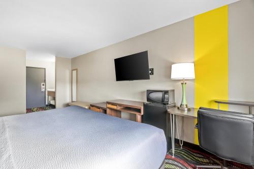Super 8 by Wyndham Farmington - image 33