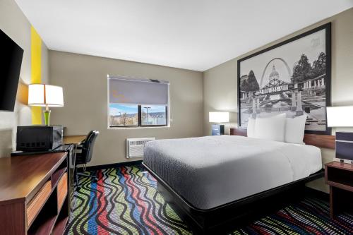 Super 8 by Wyndham Farmington - image 32