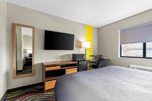 Super 8 by Wyndham Farmington - image 30