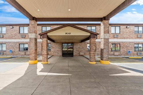 Super 8 by Wyndham Farmington - image 28