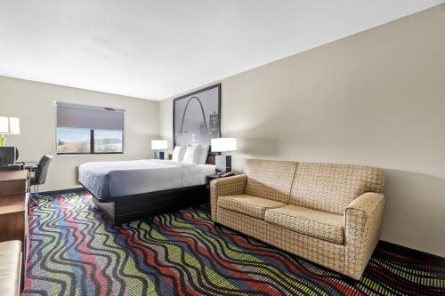 Super 8 by Wyndham Farmington - image 36