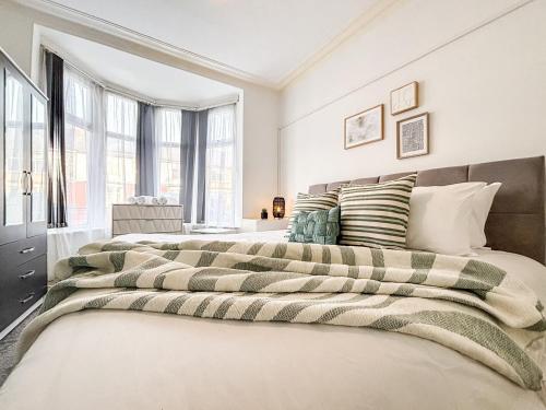Spacious Home Minutes from the Beach w/parking – khách sạn tại Layton